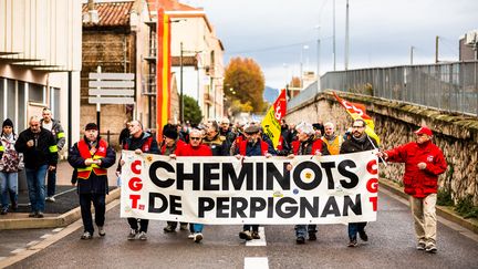 Des cheminots manifestent à Perpignan (Pyrénées-Orientales) contre la réforme des retraites du gouvernement, le 5 décembre 2019. (JC MILHET / HANS LUCAS/AFP)