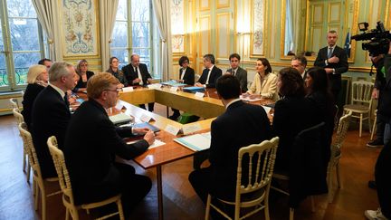 La table du premier conseil des ministres du gouvernement de Gabriel Attal, à l'Elysée le 12 janvier 2024. (MICHEL EULER / POOL / AFP)