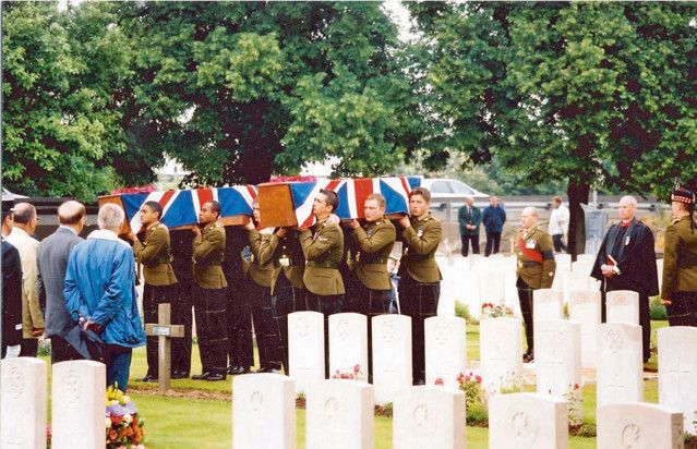 La cérémonie de réinhumation du soldat écossais Archibald McMillan en juin 2002 au Point-duJour Military Cemetery à Athies (Somme)
 (Gilles Prilaux - Inrap)