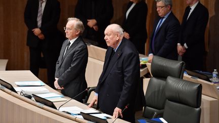 Le maire de Marseille, Jean-Claude Gaudin, et son conseil municipal observent une minute de silence en mémoire des victimes des effondrements d'immeubles du 5 novembre, le 20 décembre 2018. (GERARD JULIEN / AFP)