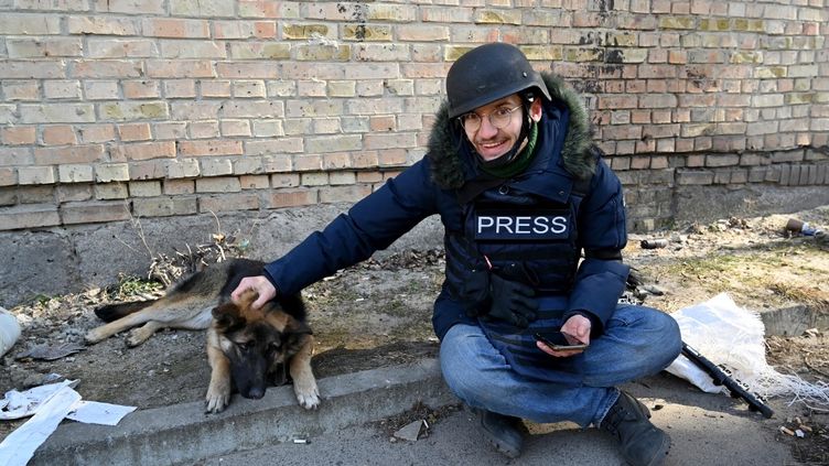 Journalist Arman Soldin, in the kyiv region, Ukraine, in March 2022. (SERGEI SUPINSKY / AFP)