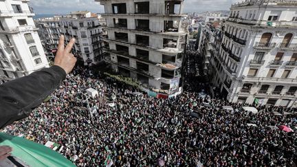 Des manifestants ont envahi les rues d'Algers, vendredi 22 mars, pour réclamer le départ du président algérien, Abdelaziz Bouteflika.&nbsp; (FAROUK BATICHE / DPA)