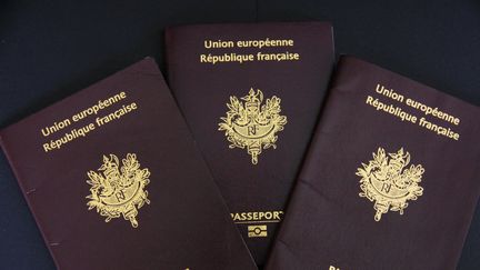 Si un&nbsp;Français&nbsp;devenait apatride après une déchéance de nationalité, il se verrait retirer son passeport, ou celui-ci perdrait sa validité. (Photo d'illustration) (XAVIER VILA / SIPA)