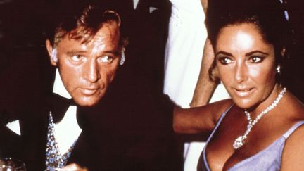 &nbsp; (Le couple Richard Burton-Liz Taylor, et le célèbre diamant "Taylor Burton" à 5 millions © REX FEATURES/SIPA)