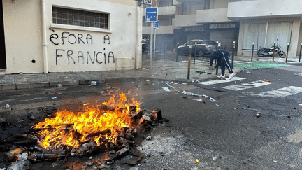 Des poubelles ont été brûlées en marge de la manifestation à Bastia, samedi 2 mars 2024. (CHRISTOPHE GIUDICELLI / RADIO FRANCE)