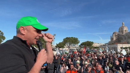 Dans la matinée du lundi 19 février, les agriculteurs ont repris leurs tracteurs pour se rendre à Marseille (Bouches-du-Rhône), afin de manifester leur colère. Ils entendent maintenir la pression, à cinq jours de l'ouverture du Salon de l'agriculture à Paris. (France 3)