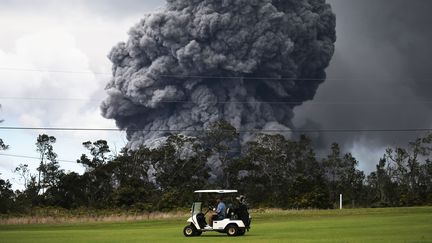 Un terrain de golf à proximité du volcan Kilauea, à Hawaï, le 15 mai 2018. (MARIO TAMA / GETTY IMAGES NORTH AMERICA / AFP)