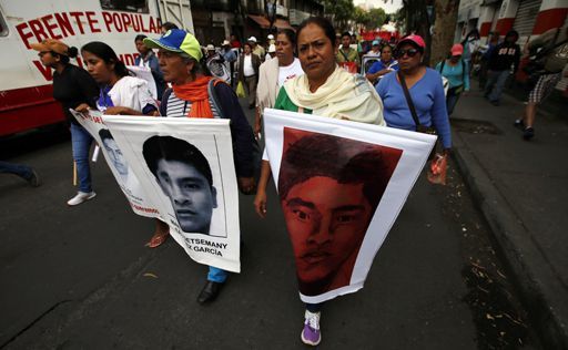 Des parents des 43 étudiants disparus d'Iguala (sud-ouest) manifestent à Mexico le 26 mai 2015. (REUTERS/Henry Romero)