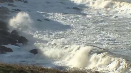 Intempéries : des rafales à 140 km/h&nbsp;attendues&nbsp;dans le Nord du pays&nbsp; (France 2)