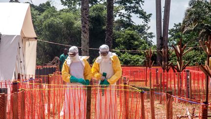 Des agents de santé opèrent dans une zone de sécurité Ebola du centre de santé d'Iyonda, près de Mbandaka, le 1er juin 2018. (JUNIOR D. KANNAH / AFP)