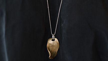 40 ans après la fin de la guerre du Vietnam, des bombes lâchées au Laos sur la piste d'Ho Chi Minh, refondues en bijoux, reviennent sur le sol américain. Colliers à pendentifs en bronze ou argent massif moulés sur des éclats de bombes originels ou en forme d'obus issus d'une explosion, bracelets d'aluminium fins incrustés de diamants, d'un saphir ou d'or, les créations de la startup new-yorkaise Article 22 sont d'une beauté tragique. Depuis leur création en 2010, la vente des premières collections a financé le déminage de 65.000 m2 de terres au Laos. Outre des dons à un fond de développement local, "environ 10% du coût de production va dans le déminage, jusqu'à 20 à 25% pour les pièces les plus chères", détaille l'Américaine à l'origine de la la star-up Article 22. Pour Sass Brown, spécialiste des questions éthiques dans la mode à l'école new-yorkaise FIT: "être subversif, défier les gens et les forcer à réfléchir, c'est vraiment ça la mode". L'histoire que racontent la jeune entrepreneuse et son associée française Camille Hautefort commence dans le village de Ban Naphia du milieu des années 1970, lorsque les villageois reprennent possession de leurs terres où s'entassent des fragments de bombes explosées. "Ils se sont servis des éclats de bombes en métal tombés partout pour fabriquer des cuillères à soupe", raconte Elizabeth Suda. "J'ai trouvé ça génial. Ils transformaient le négatif en quelque chose de positif et d'utile". Ele lance alors l'idée d'en faire des bracelets, promettant d'acquérir les 500 premiers pour quatre fois le prix local. L'initiative "Buy Back the Bombs" (rachetez les bombes) est née.
 (TIMOTHY A. CLARY / AFP)