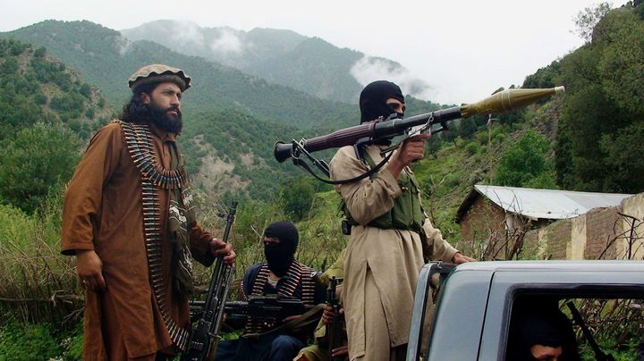 Cette photo datant d'ao&ucirc;t 2012, montre une patrouille de talibans au Pakistan, dans le Waziristan du Sud. (ISHTIAQ MAHSUD / SIPA / AP)