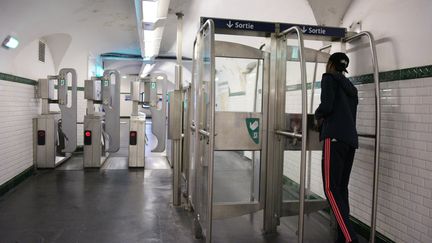 Un usager sort d'une station de métro à Paris, le 18 juillet 2016. (NATALIA SELIVERSTOVA / SPUTNIK / AFP)