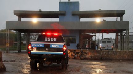 La police arrive à l'entrée de la prison Santa Izabel, près de Belem (Brésil), le 10 avril 2018. (CELSO RODRIGUES / DIARIO DO PARA / AFP)