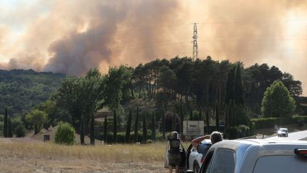 Un incendie dans le massif forestier situé entre les villages de Villeneuve et Niozelles (Alpes-de-Haute-Provence), le 2 août 2022. (MAXPPP)