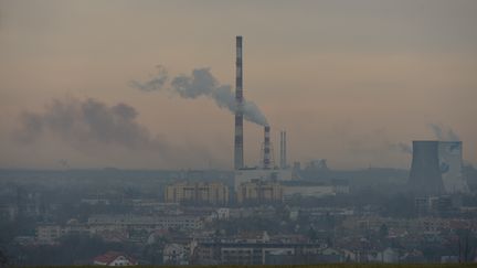 L'horizon pollué de&nbsp;Cracovie (Pologne), le 28 décembre 2017.&nbsp; (ARTUR WIDAK / NURPHOTO / AFP)