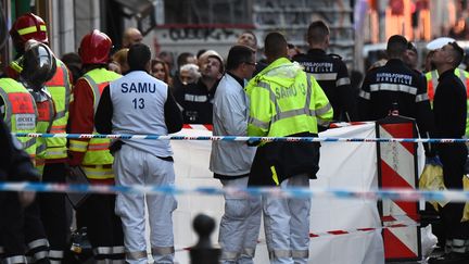 Les secours à Marseille après l'agression au couteau de plusieurs passants mardi 19 février 2019.&nbsp; (BORIS HORVAT / AFP)