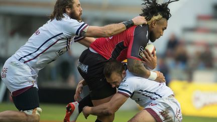 La charge de Ma'a Nonu fait mal à la défense de Bordeaux-Bègles (BERTRAND LANGLOIS / AFP)