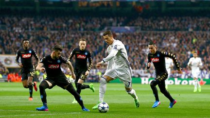 Cristiano Ronaldo entouré de Napolitains au match aller. (KIERAN MCMANUS / BACKPAGE IMAGES LTD)