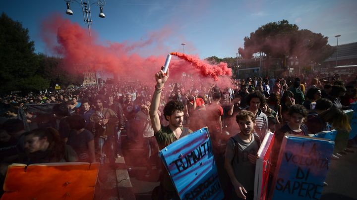 Des manifestants contre l'austerit&eacute;,&nbsp;&agrave; Rome (Italie), le 14 novembre 2012. (FILIPPO MONTEFORTE / AFP)