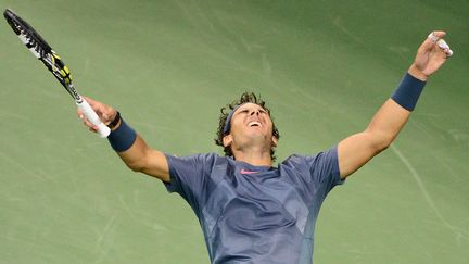 Trois ans après sa première victoire à New York, Rafael Nadal décroche son deuxième US Open en battant Novak Djokovic en finale (6-2, 3-6, 6-4, 6-1) le 9 septembre 2013, le 13e titre en Grand Chelem de sa carrière. (EMMANUEL DUNAND / AFP)