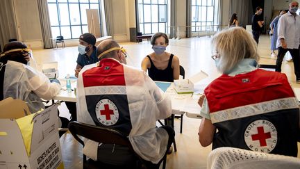 Des membres de la Croix-Rouge monégasque effectuent des tests de dépistage au Covid-19 auprès des danseurs et personnels des ballets de Monte-Carlo, le 13 mai 2020 à l'Atelier de la compagnie de danse. (Alice Blangero)