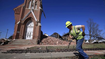 Un ouvrier tire un c&acirc;ble lors du nettoyage de l'&eacute;glise Saint-Joseph d&eacute;truite par une tornade &agrave; Ridway (Illinois), le 1er mars 2012. (JIM YOUNG / REUTERS)