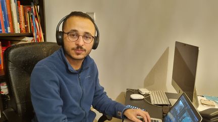 Ahmad Deep, un photographe palestinien installé à Istanbul, en Turquie, s'applique à récolter les documents envoyés par ses collègues journalistes de Gaza, le 15 novembre 2023. (MARIE-PIERRE VEROT / RADIO FRANCE)