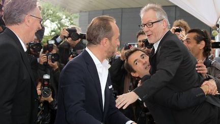 Confusion pendant la séance photo. Albert Dupontel soulève Thierry Fremaux.
 (AFP)