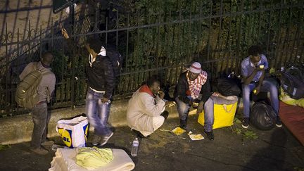 Des migrants se pr&eacute;parent &agrave; dormir place de la Chapelle &agrave; Paris, lundi 8 juin 2015. (JOEL SAGET / AFP)