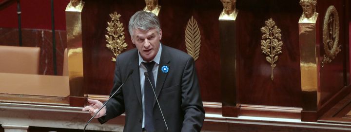 Le député du Tarn Philippe Folliot, alors élu de l'UDI, lors d'un débat à l'Assemblée nationale le 25 novembre 2015. (JACQUES DEMARTHON / AFP)