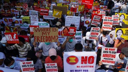 Manifestation contre le coup d'Etat militaire, le 24 février 2021, à Rangoun en Birmanie. (SAI AUNG MAIN / AFP)