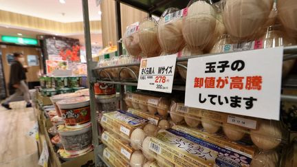 Une pancarte signale l'augmentation du prix des oeufs dans un supermarché d'Osaka, au Japon, le 2 décembre 2022. (NAOKI MAEDA / YOMIURI)