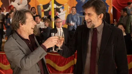 Mathieu Amalric et Nanni Moretti sur un plateau de tournage, dans le film "Vers un avenir radieux", en salle le 28 juin 2023. (Sacher Film)