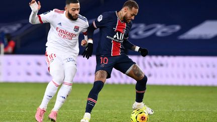 Memphis Depay face à Neymar le 13 décembre 2020, l'un des duels de ce Lyon-PSG (FRANCK FIFE / AFP)