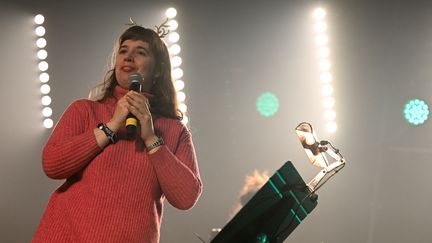 Claire Ottaway, chanteuse du groupe Astéréotypie, lors des Transmusicales de Rennes, le 8 décembre 2022. (DAMIEN MEYER / AFP)