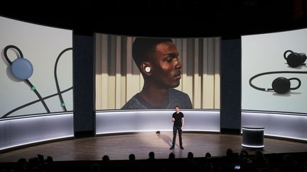 Juston Payne,&nbsp;chef de projet&nbsp;de Google, présente les Pixels Buds, des écouteurs sans fil capables de traduire 40 langues, le 4 octobre 2017, à&nbsp;San Francisco&nbsp;(Californie, Etats-Unis). (ELIJAH NOUVELAGE / AFP)