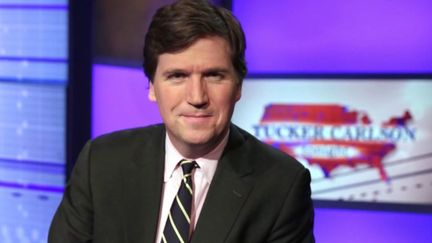 Tucker Carlson, journaliste très influent aux États-Unis,&nbsp;est connu pour ses positions ultra-conservatrices. L'animateur de la chaîne Fox News pourrait se présenter à l'élection présidentielle en 2024. (franceinfo)