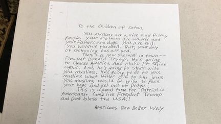 La lettre de menaces reçue fin novembre par la mosquée de Long Beach, en Californie (États-Unis) (RADIO FRANCE / LOÏC PIALAT)