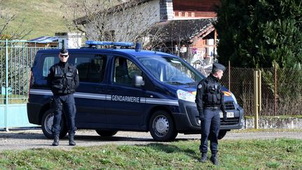 Extrait de sa cellule mercredi matin, le suspect a successivement été emmené au Palais de justice de Grenoble, à la gendarmerie de Pont-de-Beauvoisin et à son domicile de Domessin. Ci-contre des gendarmes postés sur le trajet emprunté par le convoi, le 14 février 2018. (JEAN-PIERRE CLATOT / AFP)