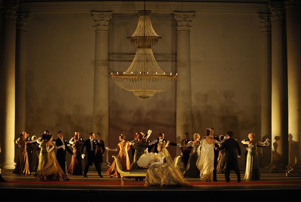 La scène du bal
 (Marie-Noëlle Robert - Théâtre du Châtelet)