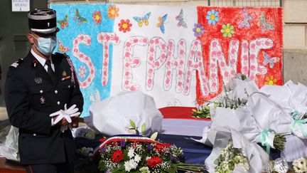 Des fleurs déposées en hommage à la fonctionnaire de police assassinée Stéphanie Monfermé, le 26 avril 2021 à Rambouillet (Yvelines), devant la mairie de la ville. (MAXPPP)