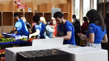 Des membres de l'association Linkee distribuent des dons alimentaires destinés aux étudiants, le 10 août 2023, à Lille. (STEPHANE MORTAGNE / LA VOIX DU NORD / MAXPPP)