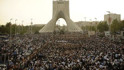 En juin 2009, de nombreuses manifestations violemment réprimées sont organisées sur la place Azadi, la place de la Liberté à Téhéran. Des milliers d’Iraniens contestent le résultat des élections présidentielles qui donnent gagnant Mahmoud Ahmadinejad. Ces événements sont appelés la révolution Twitter, en raison de l’utilisation par de nombreux étudiants de ce réseau social qui relie les manifestants entre eux. En réponse, le gouvernement ferme les universités, le réseau internet et brouille les chaînes de télévision. Les journalistes internationaux ne peuvent plus couvrir les événements. 150 personnes sont tuées par la police, des milliers d’autres arrêtées et torturées. (AFP PHOTO / OLIVIER LABAN-MATTEI)