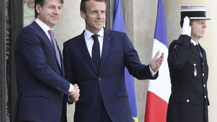 Giuseppe Conte&nbsp;et Emmanuel Macron, à l'Elysée, à Paris, le 15 juin 2018.&nbsp; (LUDOVIC MARIN / AFP)