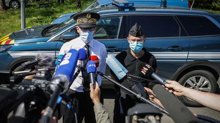 Le préfet de Dordogne, Frédéric Périssat, et le général André Pétillaut, lors de la conférence de presse consécutive à l'arrestation du suspect, le 31 mai 2021 au Lardin-Saint-Lazare. (THIBAUD MORITZ / AFP)