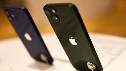 Des téléphones de la firme américaine Apple (photo d'illustration). (JAKUB PORZYCKI / NURPHOTO / AFP)