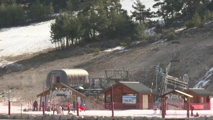 La France connaît un manque de neige sur ses massifs, au mois de décembre. Après la douceur et la pluie des derniers jours, la moitié des pistes sont fermées. Les stations de moyenne montagne ont dû s'adapter à ces conditions météo très inhabituelles. (CAPTURE ECRAN FRANCE 3)