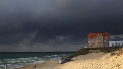 Un orage se forme sur Biscarosse, dans les Landes, le 6 août 2016.&nbsp; (MAXPPP)