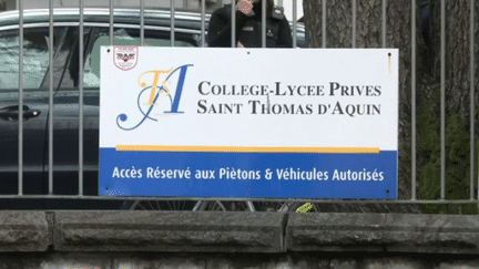 L’émotion est très vive à Saint-Jean-de-Luz, où une professeure d’espagnol du lycée Saint-Thomas d’Aquin a été tuée, poignardée par un élève, mercredi 22 février. En direct sur place, on retrouve Allande Boutin. (France 3)